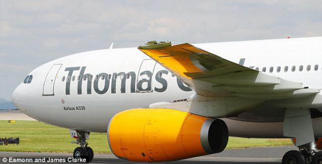Un avion de Thomas Cook perd une protection adhésive
