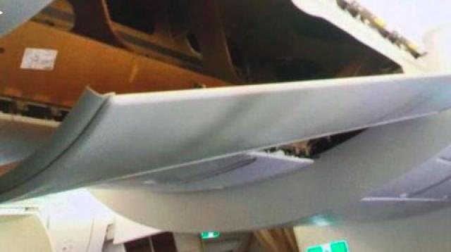 Un passager arrache un panneau dans un avion de Cathay