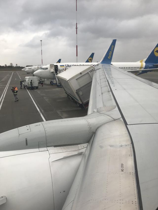 Un avion de Ukraine Airlines heurte un véhicule au roulage
