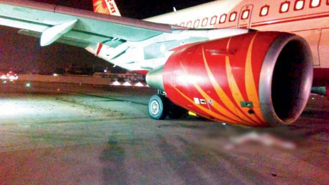 Un avion de United heurte une passerelle d'embarquement