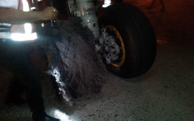 Atterrissage avec un pneu éclaté d'un avion de SpiceJet