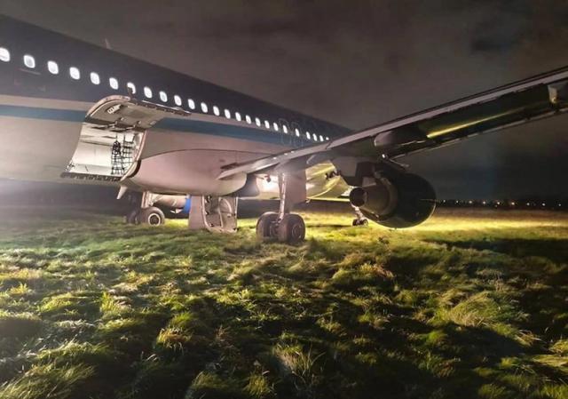 Sortie de piste à l'atterrissage d'un avion de Azerbaijan Airline