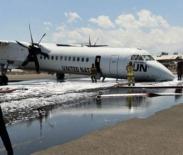 Atterrissage sans train avant d'un avion des Nations Unis