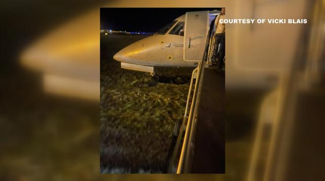 Sortie de taxiway au roulage d'un avion de American Airlines