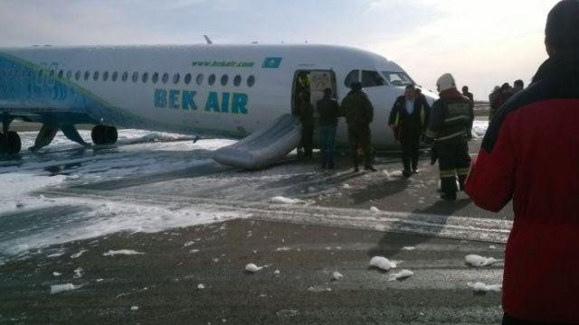Un avion de Bek Air se pose sur le nez suite à une panne