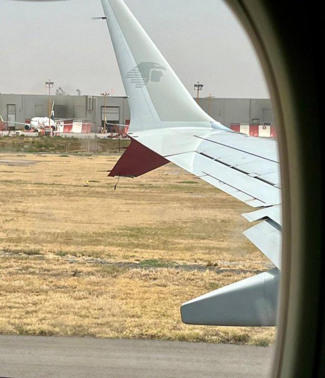Un avion de Aeromexico heurte la piste de l'aile au poser