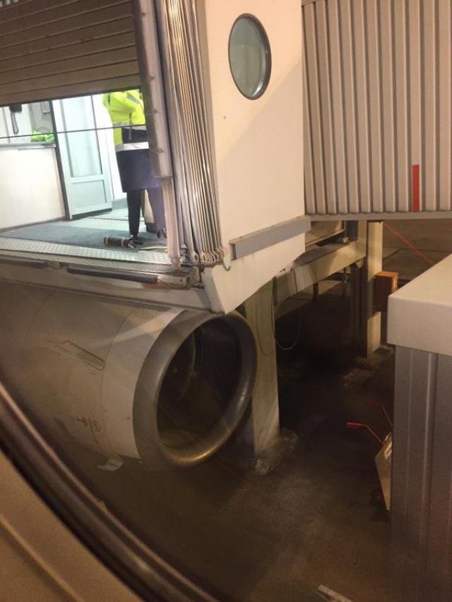 Un avion de Turkish Airlines heurte la passerelle au roulage