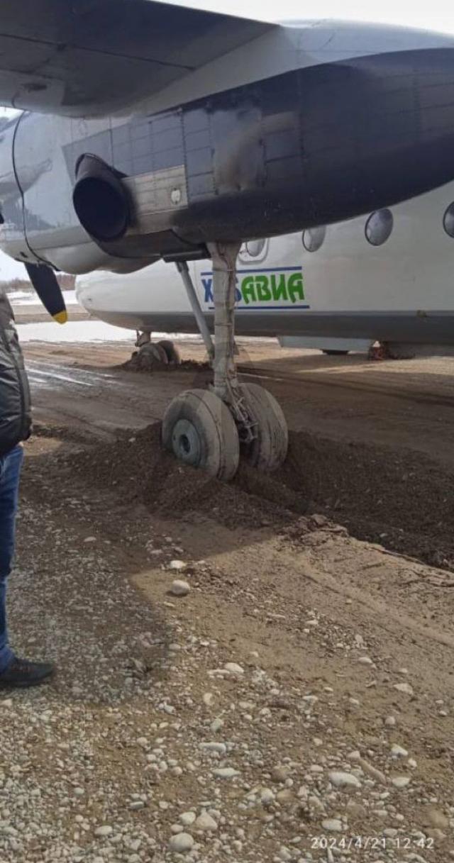 Sortie de taxiway au roulage après poser d'un avion de Khabarovsk