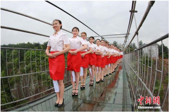 Entrainement à la dure pour les futures hôtesses chinoises