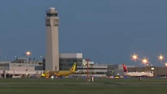 Un avion de Spirit et un avion de Delta se heurtent de l'aile