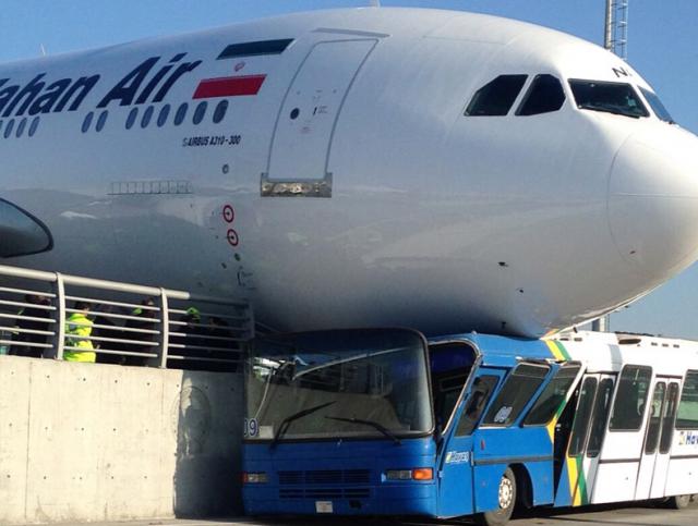 Un avion de Mahan Air heurte une barrière et un bus