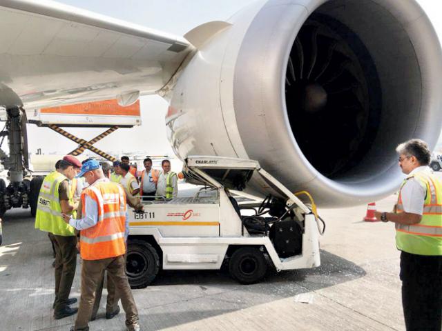 Un véhicule de piste heurte le moteur d'un avion d'Air India