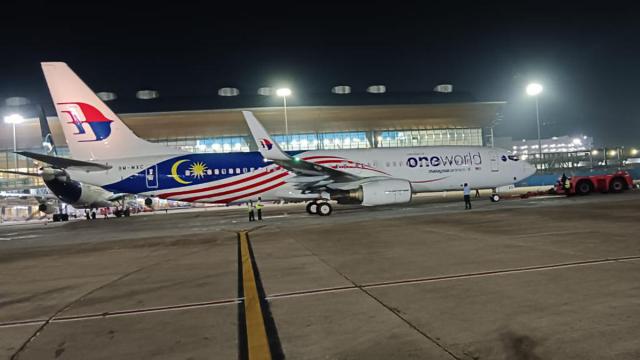 Demi-tour cause problème de pneu d'un avion de Malaysia Airlines