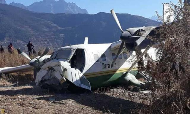 Un avion de Tara Air sort de piste au décollage