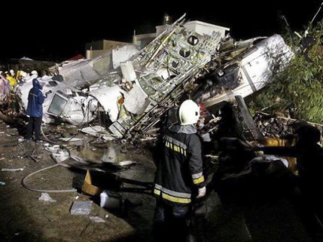 La passagère s'extrait de la carcasse et appelle les secours