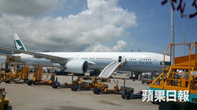 Ouverture au sol d'un toboggan d'un avion de Cathay