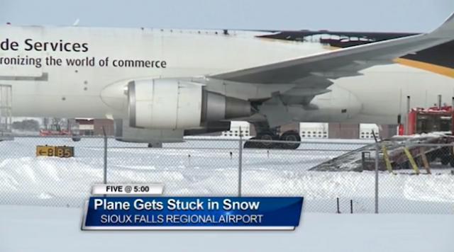 Sortie de taxiway dans la neige d'un avion de UPS