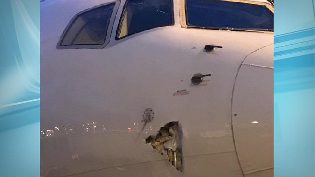 Un véhicule de piste endommage un avion de American