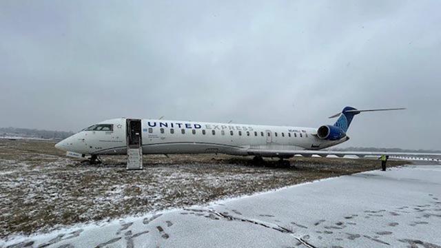 Sortie de piste à l'atterrissage d'un avion de United Airlines