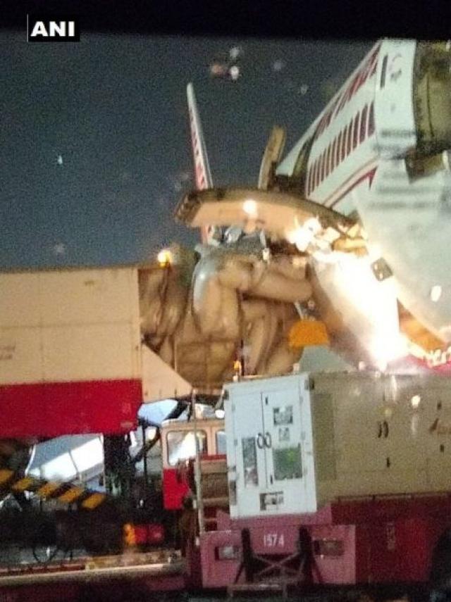 Une hôtesse déclenche le toboggan d'un avion de Air India