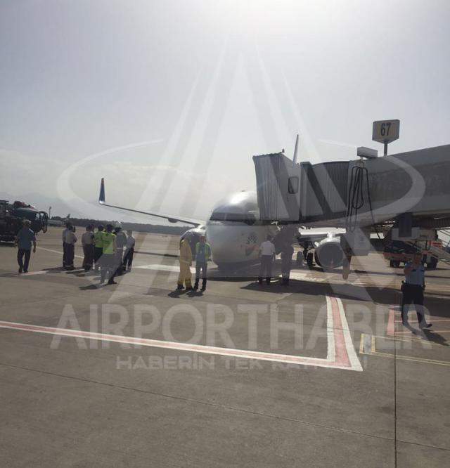 Un avion de SunExpress tombe sur le nez aux parkings