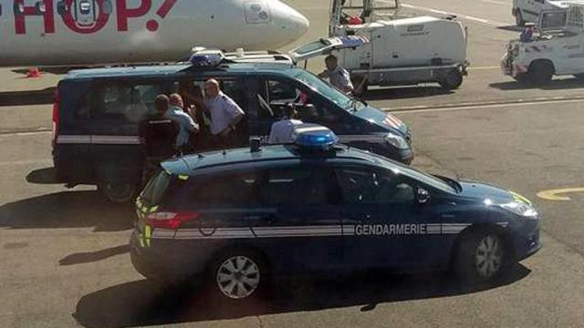 Un passager de Jet2com agresse un policier français