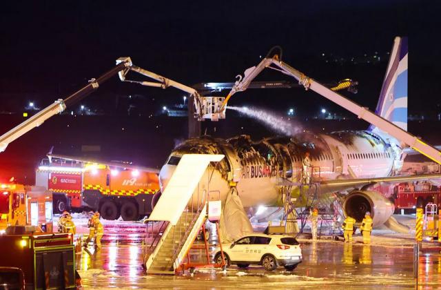 Un avion de Air Busan prend feu au décollage à Pusan