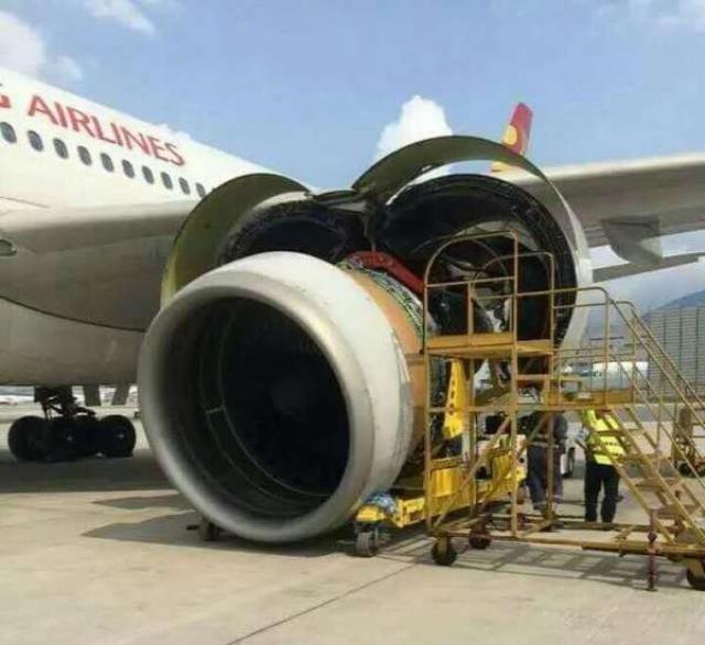 Le réacteur d'un avion de Hong Kong Airlines tombe au sol