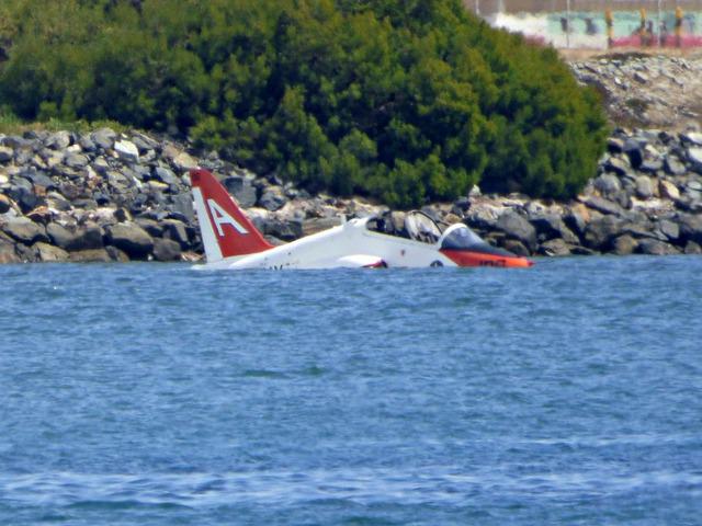 Un avion d'entrainement de la Navy finit dans l'eau