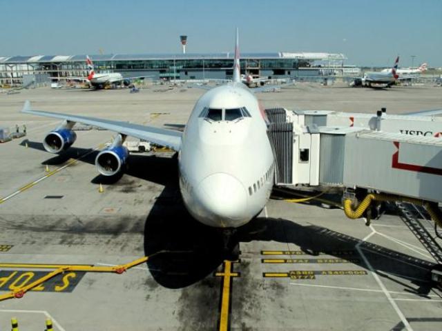 Un homme s'enferme dans le cockpit d'un avion de British