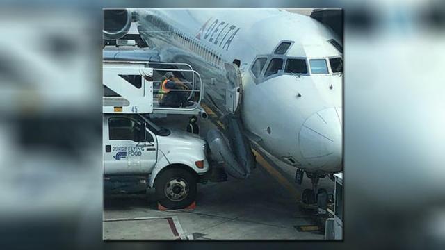 Déclenchement inopiné de toboggan d'un avion de Delta