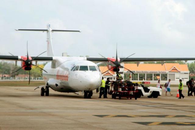 Demi-tour cause pneu dégonflé d'un avion de Malindo Air
