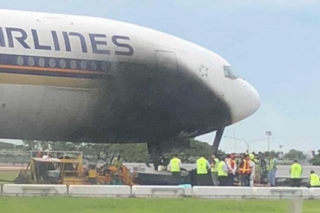 Un tracteur de piste en feu endommage un avion de Singapore