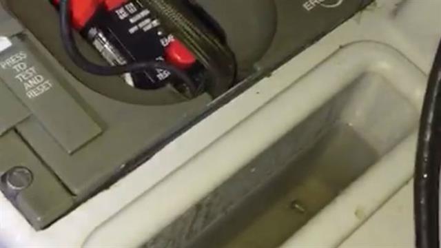 Fenêtre ouverte, un avion de Aerolineas inondé par la pluie