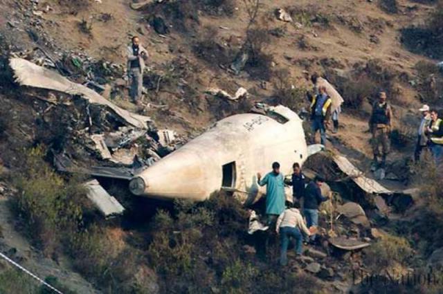 Un avion de Pakistan Airlines s'écrase sur une colline