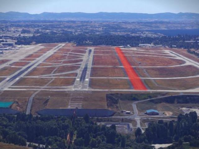 Un avion de Alaska Airlines se pose sur un taxiway à Seattle