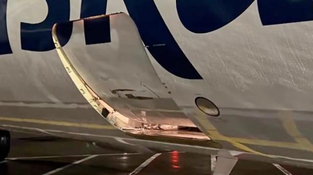 Un avion de Alaska Airlines se pose porte de soute ouverte
