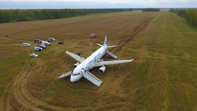 Atterrissage dans un champ d'un avion de Ural Airlines