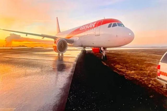 Sortie de taxiway au roulage après poser d'un avion de easyJet
