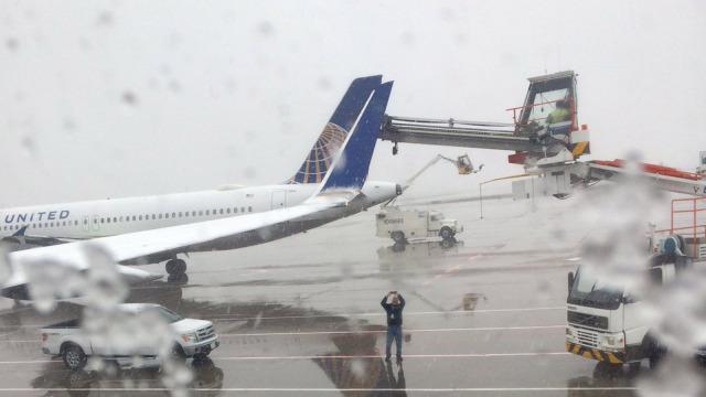 Un avion de United Airlines heurté par un engin de dégivrage