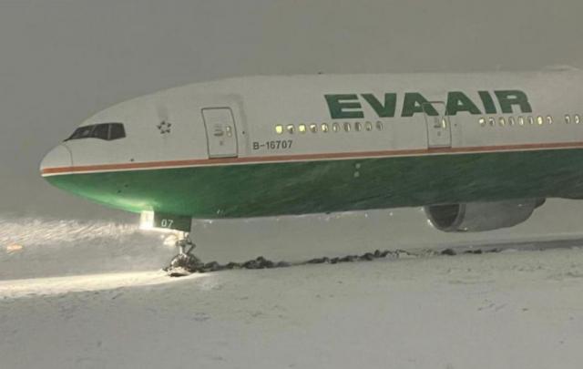 Sortie de taxiway au roulage après poser d'un avion de EVA Air