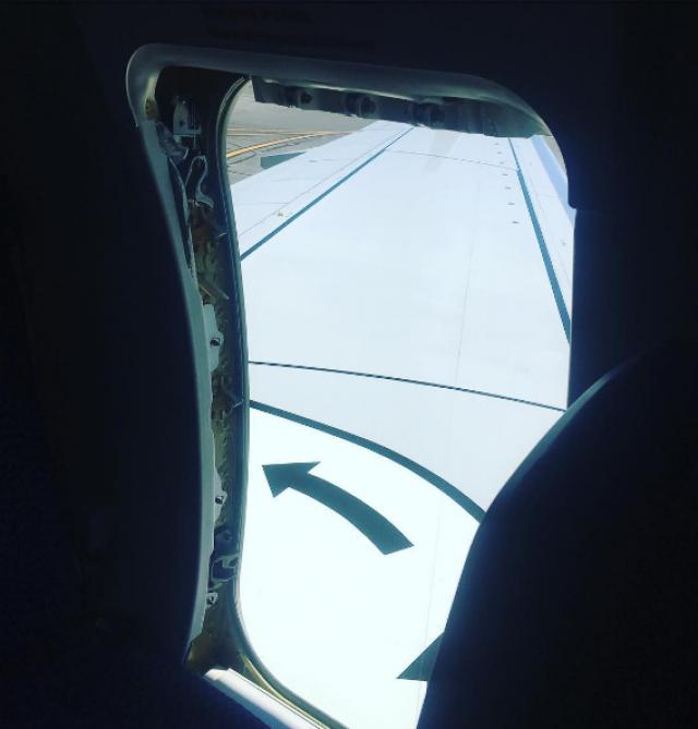 Un passager saute d'un avion de Copa Airlines au roulage