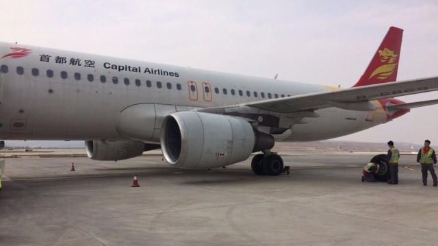 Le passager d'un avion de Capital signale un pneu crevé