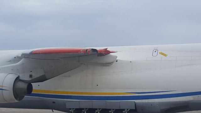 Un avion de Antonov Design heurte un pylône au roulage
