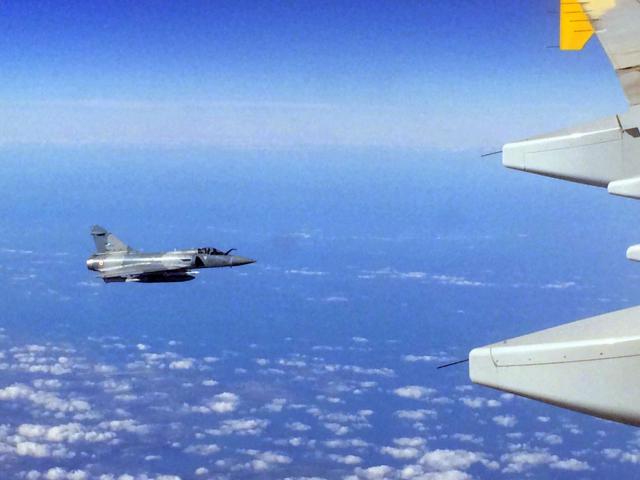 Un avion de Monarch intercepté par la chasse française