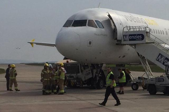 Un tracteur de piste endommage un avion de Vueling