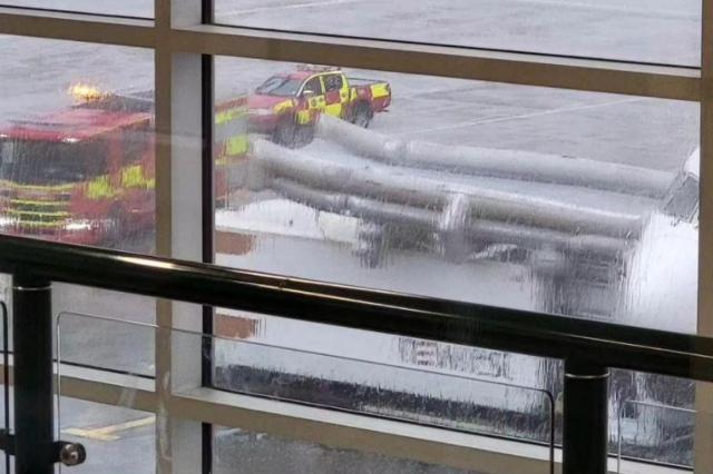 Ouverture de toboggan au sol d'un avion de Delta Airlines