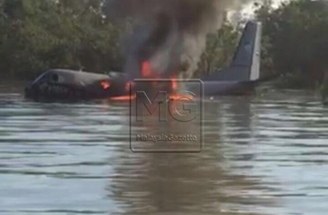 Un avion de l'armée malaisienne se crashe dans un marais