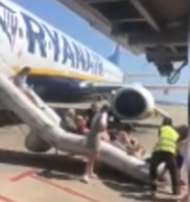 Évacuation cause feu batterie de portable d'un avion de Ryanair