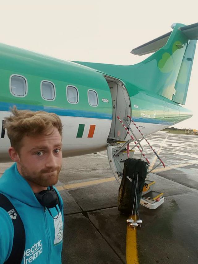 Un escrimeur irlandais débarqué d'un avion de Aer Lingus